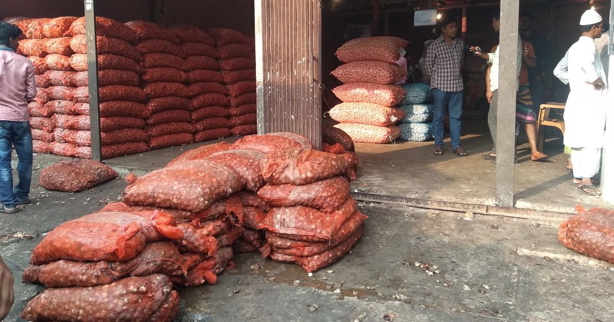 Prices of onion soared again in Dhaka on 22 November, 2019. Photo: UNB.