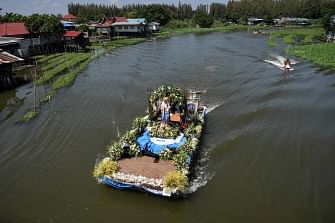 This picture taken on 26 October 2019, shows a boat carrying a statue of the Virgin Mary sailing on a river a procession by Thai Catholics of Vietnamese descent in the central Thai province of Suphan Buri, ahead of Pope Francis` visit to Thailand. Photo: AFP