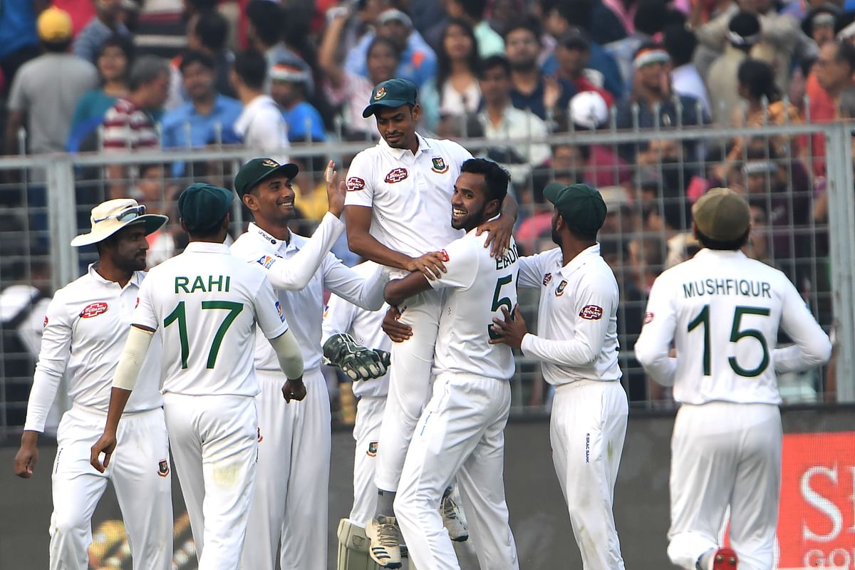 Bangladesh`s players celebrate the wicket of India`s captain Virat Kohli (not pictured) during the second day of the second Test cricket match of a two-match series between India and Bangladesh at the Eden Gardens cricket stadium in Kolkata on 23 November, 2019. Photo: AFP