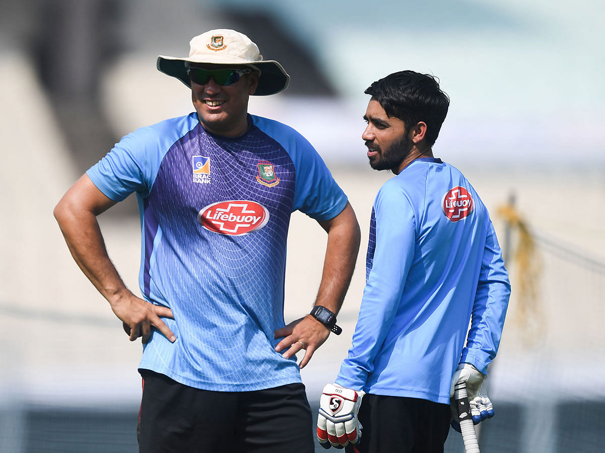 Bangladesh`s cricket team captain Mominul Haque (R) confers with head coach Russell Domingo during a practice session at The Eden Gardens cricket stadium in Kolkata on 20 November 2019, ahead of the second Test cricket match between India and Bangladesh. Photo: AFP