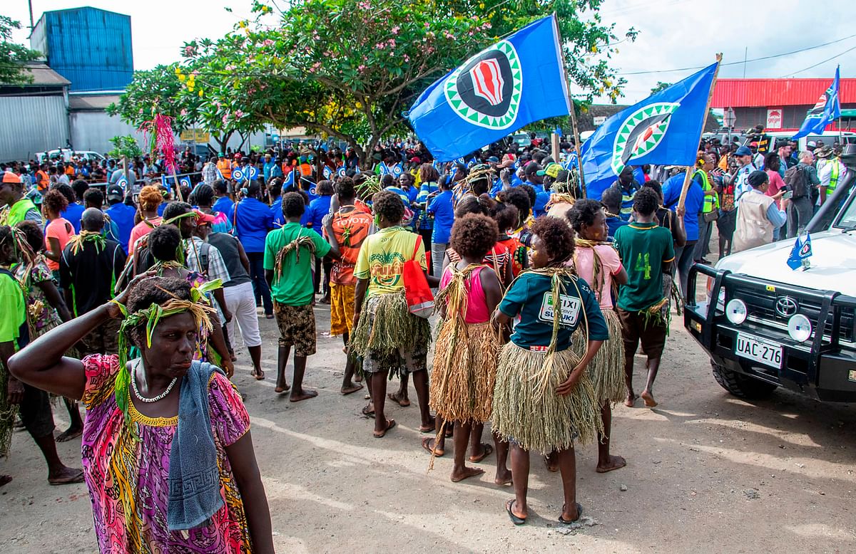 Bougainville residents gather at a polling station in an historical independence vote in Buka on 23 November 2019. Photo: AFP