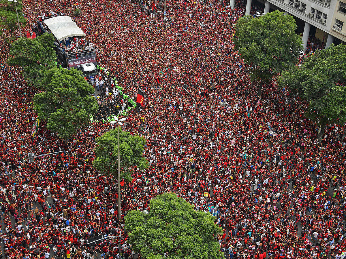 Aerial view of Brazil`s Flamengo fans surrounding a bus carrying the Flamengo football team during a celebration parade after their Libertadores Final football match victory against Argentina`s River Plate, Rio de janeiro on 24 November 2019. Photo: AFP