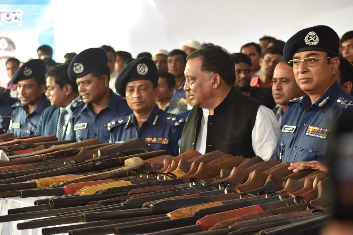 Bangladeshi pirates lay down their weapons to Bangladesh home minister Asaduzzaman Khan (C) as they surrender, in Cox`s Bazar on 23 November 2019. Photo: AFP