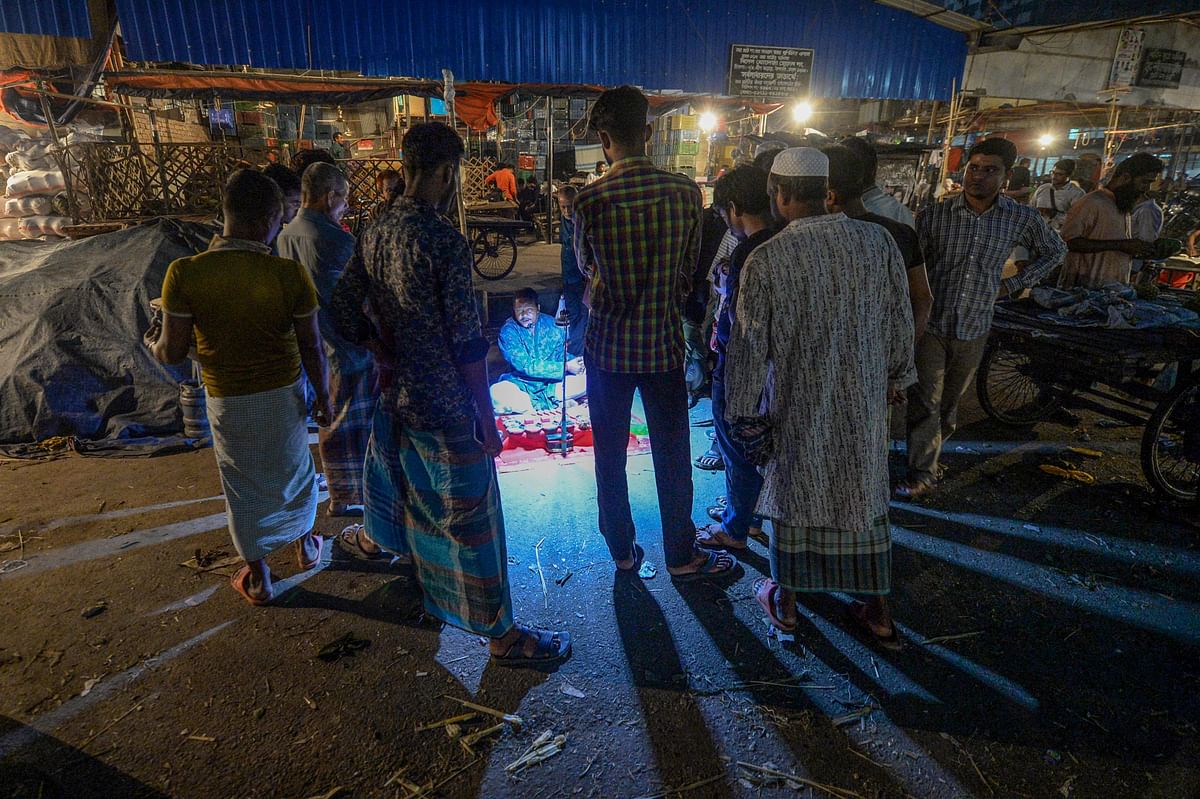 A peddler sells rings in Kawran Bazar wholesale market in Dhaka on 24 November 2019. Photo: AFP