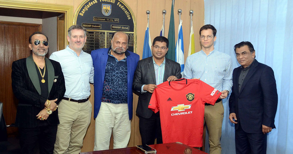 Four-member delegation of the English Premier League giants Manchester United Football Club (MUFC) calls on Bangladesh Football Federation (BFF) president Kazi Salahuddin (R). Photo: UNB