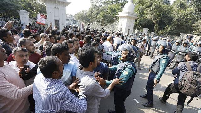 A group of BNP leaders and activists who were staging a demonstration in front of the High Court seeking Khaleda Zia`s release locked into a clash with police on Tuesday, vandalising a number of vehicles, injuring two cops. Photo: Shuvra Kanti Das