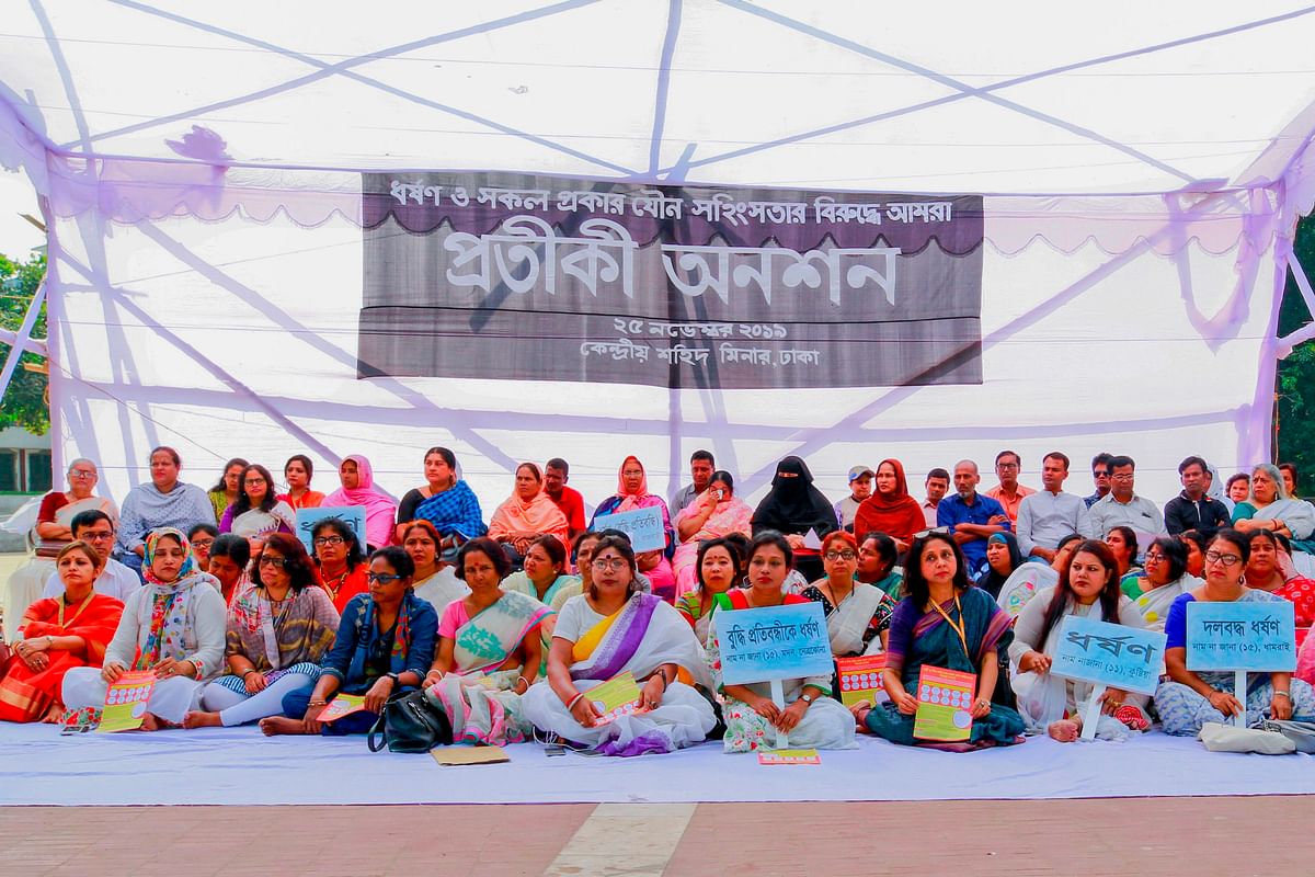 Activists stage a day-long symbolic hunger strike at the Shaheed Minar monument premises to demand justice for rapes and sexual harassment victims in Dhaka on 25 November 2019. Photo: AFP