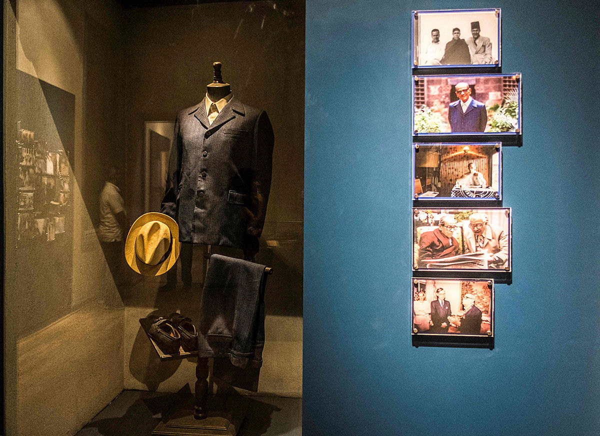 A picture taken on 7 November 2019 shows the suit and the hat of Egyptian novelist and nobel prize winner Naguib Mahfouz displayed at his museum at al-Azhar district in the heart of the capital Cairo. The legacy of Islamic Cairo`s most famous son Naguib Mahfouz lives on in its winding lanes 21 years after he became the only Arab to win the Nobel Literature Prize. Photo: AFP