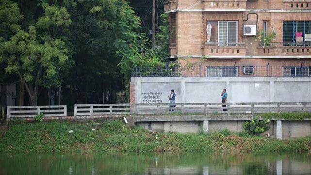 Police stand vigilant near the lake beside Holey Artisan restaurant. Prothom Alo file photo taken by Zahidul Karim