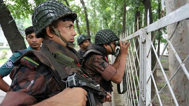 Law enforcers stay alert during the hostage-holding situation. Prothom Alo file photo taken by Zahidul Karim