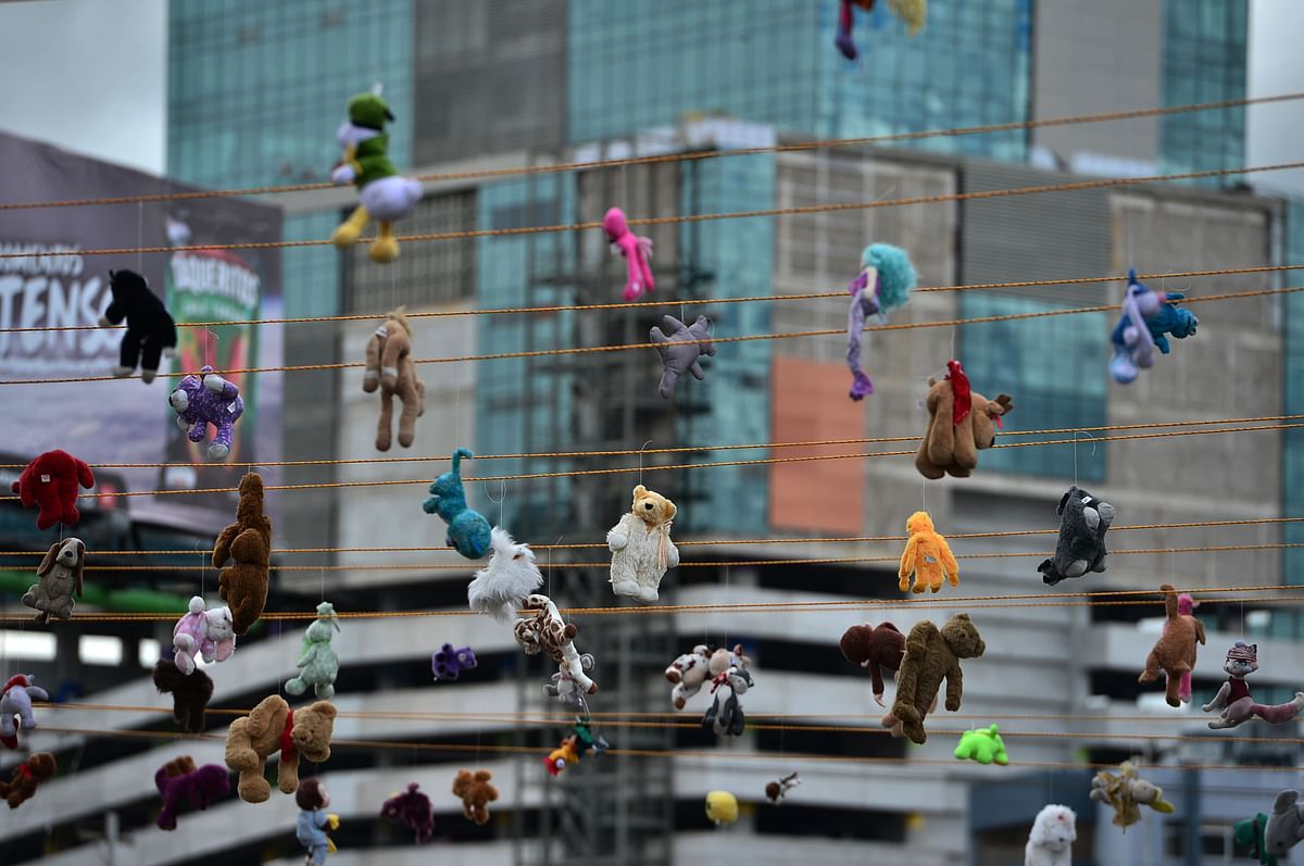 View of stuffed animal toys hanged from ropes in remembrance of murdered women, in the framework of the International Day for the Elimination of Violence against Women, in Tegucigalpa, on 25 November 2019. Photo: AFP