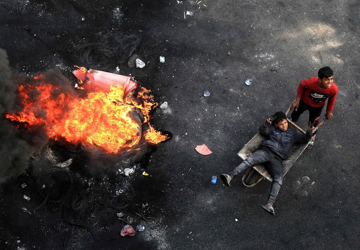 Iraqi demonstrators burn tyres in the central city of Karbala on 27 November 2019, amid ongoing anti-government protests. Photo: AFP
