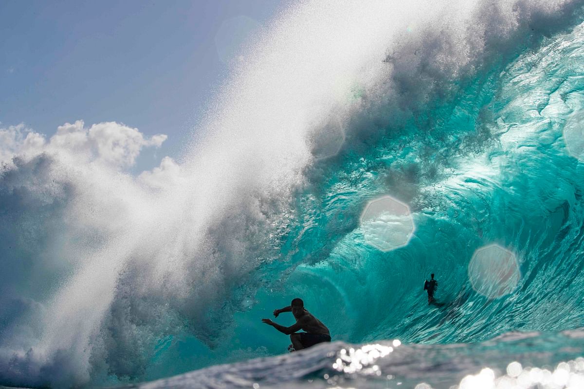 Zeke Lau from Hawaii gets a barrel as he surfs a big day at Pipeline on the North Shore of Oahu, Hawaii on 24 November 2019. Photo: AFP