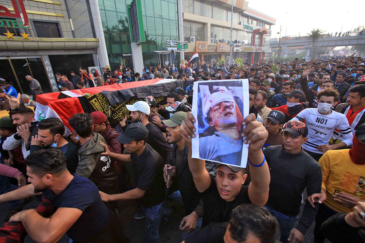Iraqi demonstrators carry the coffin of a fellow protestor who was killed during an anti-government protest the previous day, on 27 November 2019 in the central city of Karbala. Photo: AFP
