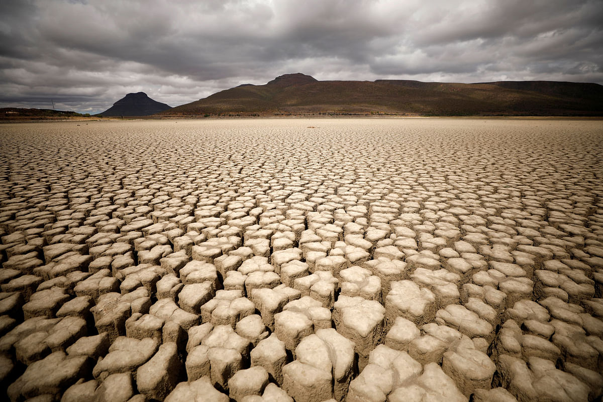 Clouds gather but produce no rain as cracks are seen in the dried up municipal dam in drought-stricken Graaff-Reinet, South Africa, November 14, 2019. Photo: Reuters