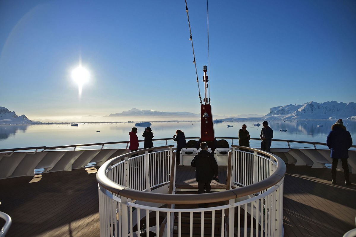 Tourists loot at the sunset from a ship at Chiriguano bay in the South Shetland Islands, Antarctica on 07 November. Photo: AFP