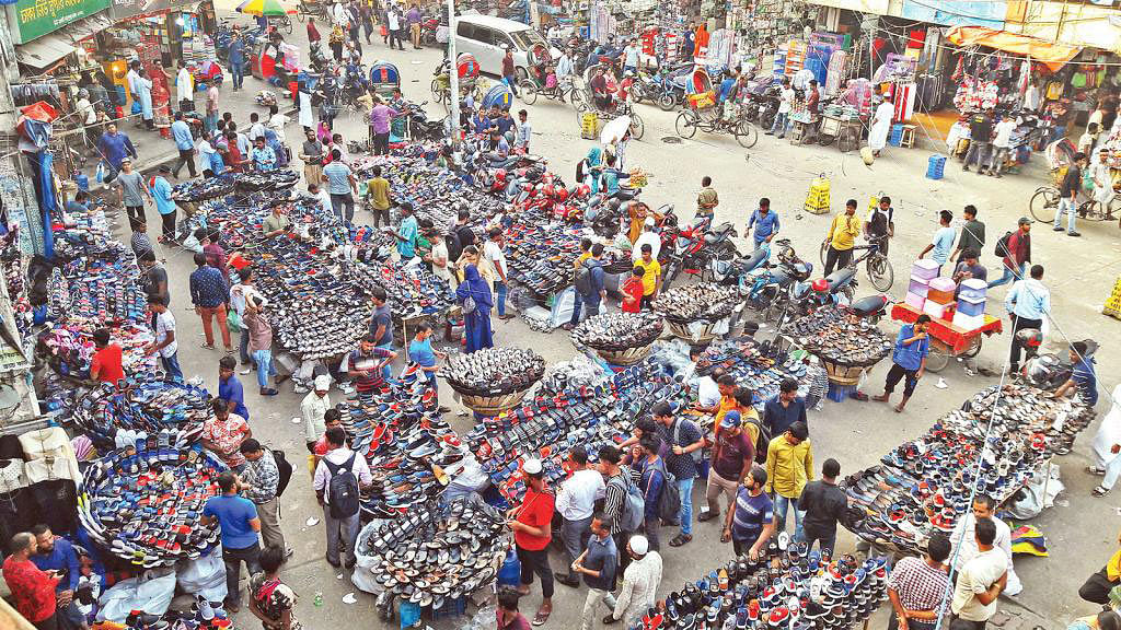 Hawkers on parking space in the New Market. This Prothom Alo photo taken on 28 November.