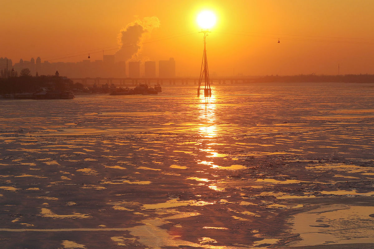 The setting sun is seen above the frozen Songhua river in Harbin. Photo: Reuters