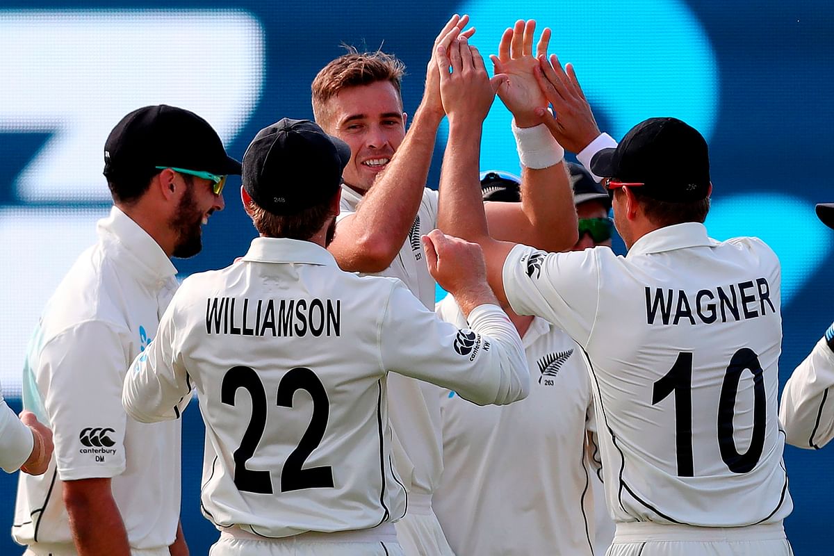 New Zealand`s paceman Tim Southee (C) celebrates his wicket of England`s batsman Dom Sibley with teammates on day two of the second cricket Test match between England and New Zealand at Seddon Park in Hamilton on 30 November, 2019. Photo: AFP