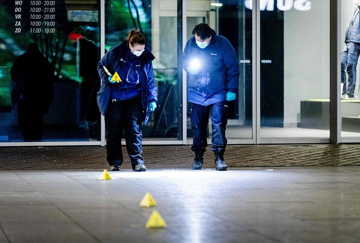 Forensic workers investigate at the Grote Marktstraat, one of the main shopping streets in the centre of the Dutch city of The Hague, after several people were wounded in a stabbing incident on 29 November 2019. Photo: AFP