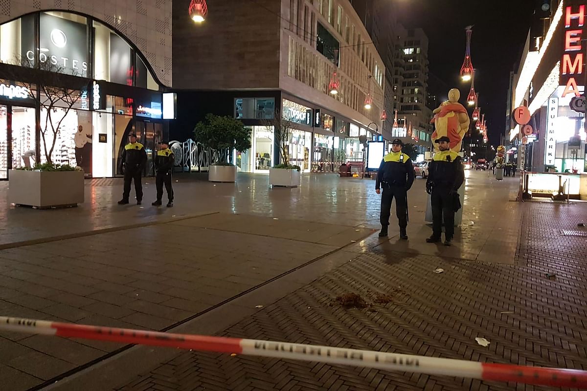 Policemen stand behind a cordoned off area at the Grote Marktstraat, one of the main shopping streets in the centre of the Dutch city of The Hague, after several people were wounded in a stabbing incident on 29 November 2019. Photo: AFP