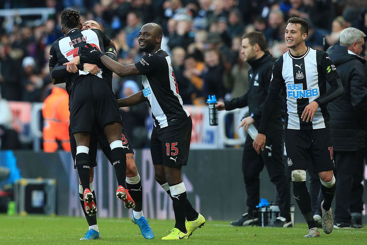 Newcastle United`s English midfielder Jonjo Shelvey (2L) celebrates with teammates after scoring his team`s second goal during the English Premier League football match between Newcastle United and Manchester City at St James` Park in Newcastle-upon-Tyne, north east England on 30 November, 2019. Photo: AFP.