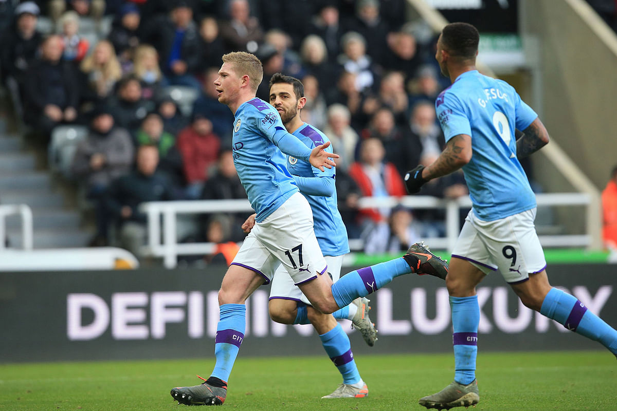 Manchester City`s Belgian midfielder Kevin De Bruyne (L) celebrates with teammates after scoring his team`s second goal during the English Premier League football match between Newcastle United and Manchester City at St James` Park in Newcastle-upon-Tyne, north east England on 30 November, 2019. Photo: AFP