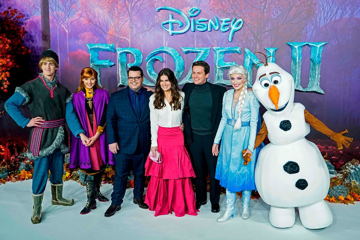 In this file photo taken on 17 November 2019 US actor Josh Gad (3rd L), US actor Idina Menzel (C) and US actor Jonathan Groff (3rd R) pose with people dressed as characters from the film on the red carpet as they arrive to attend the European premiere of the film `Frozen 2` in London. Photo: AFP