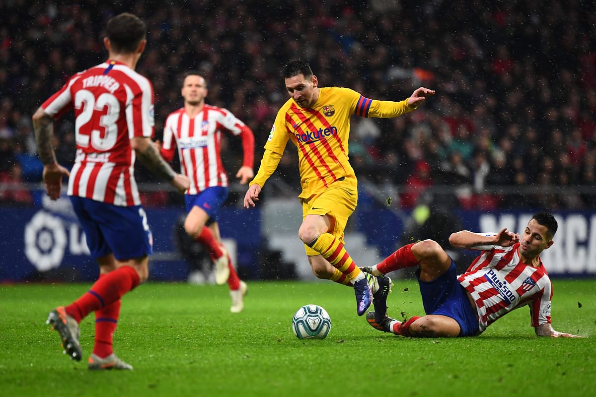 Barcelona`s Argentine forward Lionel Messi (C) controls the ball during the Spanish league football match between Club Atletico de Madrid and FC Barcelona at the Wanda Metropolitano stadium in Madrid, on 1 December, 2019. Photo: AFP