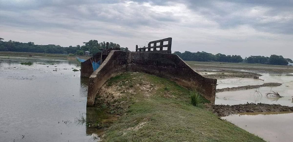 A bridge constructed over a canal at Bhukshimoil union in Kulaura upazila of Moulvibazar has been lying unused for long 22 years as there is approach road on both sides of it. Photo: UNB