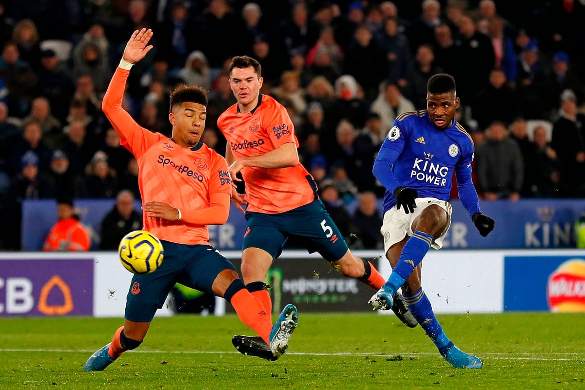 Leicester City`s Nigerian striker Kelechi Iheanacho (R) shoots to score their late winning goal during the English Premier League football match between Leicester City and Everton at King Power Stadium in Leicester, central England on 1 December, 2019. Photo: AFP.