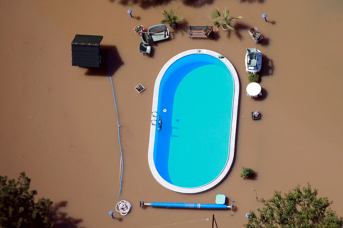 A garden with a swimming pool is inundated by the waters of the Elbe river during floods near Magdeburg in the federal state of Saxony Anhalt, Germany. Picture taken 10 June 2013. Photo: Reuters