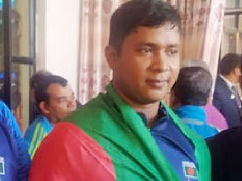 Bangladeshi weightlifter Jiarul Islam after winning gold medal in weightlifting of the 13th South Asian Games in Nepalese tourist town of Pokhara on Saturday. Photo: UNB.