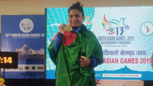 Mabia Akhter poses with the medal. Photo: Prothom Alo
