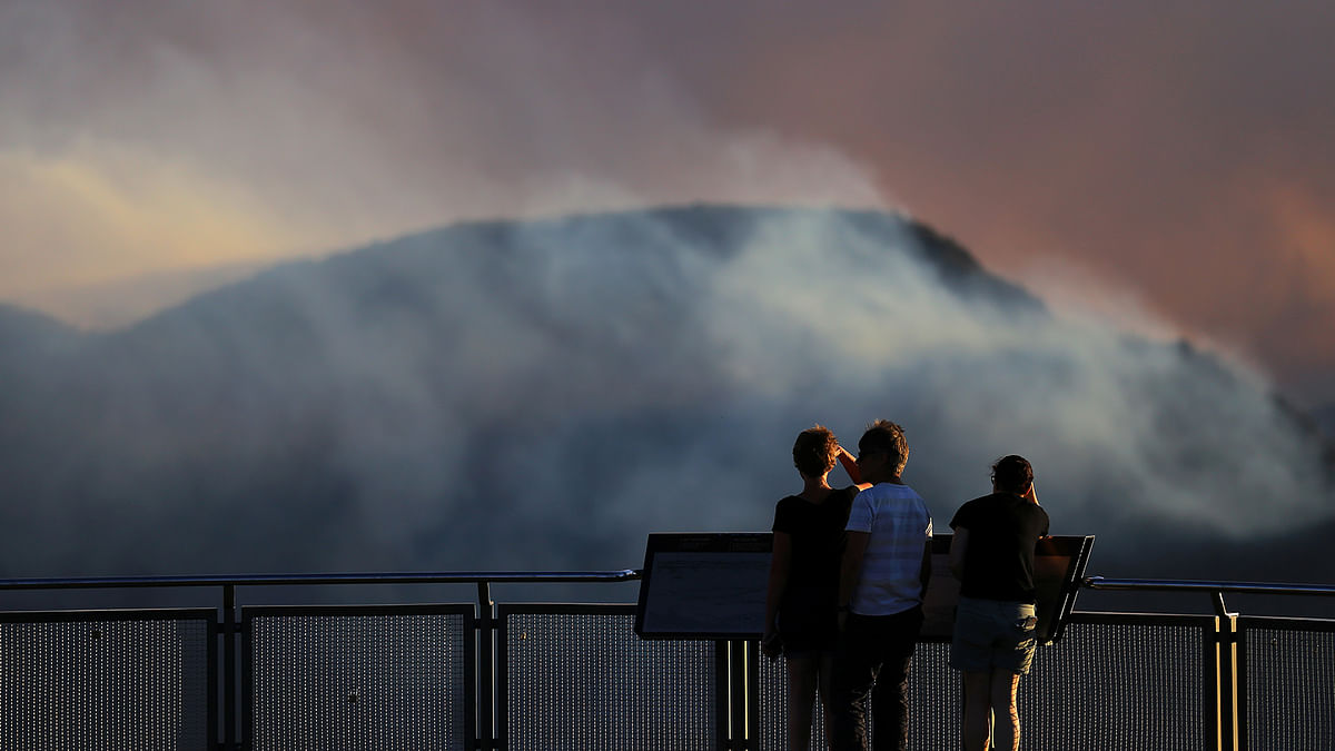 People watch as smoke from the Green Wattle Creek fire is seen from Echo Point lookout in Katoomba, New South Wales, Australia, on 6 December 2019. Photo: Reuters