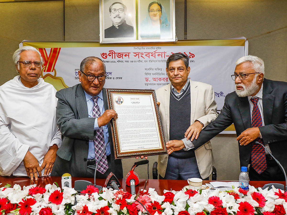 Akbar Ali Khan (2nd L) receives certificate at Gunijon Songbordhona Award-2019 at IUB Bhaban in Ramna, Dhaka on 7 December 2019. Photo: Dipu Malakar