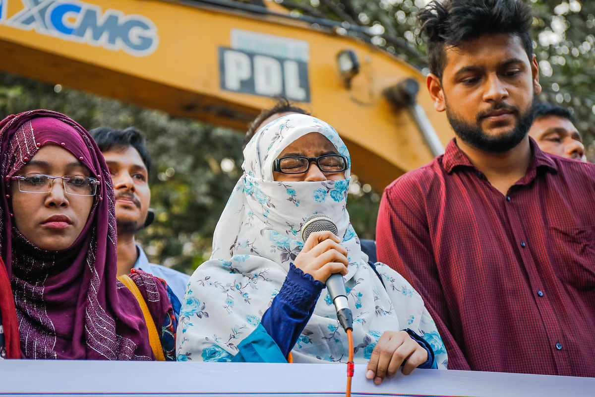 A student sobs while delivering a speech during a human chain formed by Bangladesh General Students` Rights Protection Council at Shahbagh intersection, Dhaka on 7 December 2019 demanding trial of the murder of Stamord University student Rubaiyat Sharmin. Photo: Dipu Malakar