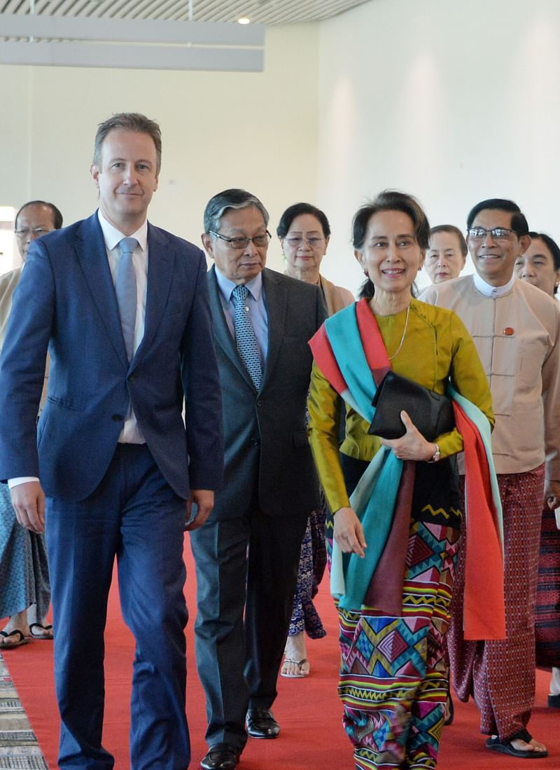 Myanmar State Counsellor Aung San Suu Kyi (R) leaves from Naypyitaw International Airport in Naypyidaw on 8 December 2019, ahead of her appearance at the International Court of Justice in The Hague to defend the country against charges. Photo: AFP