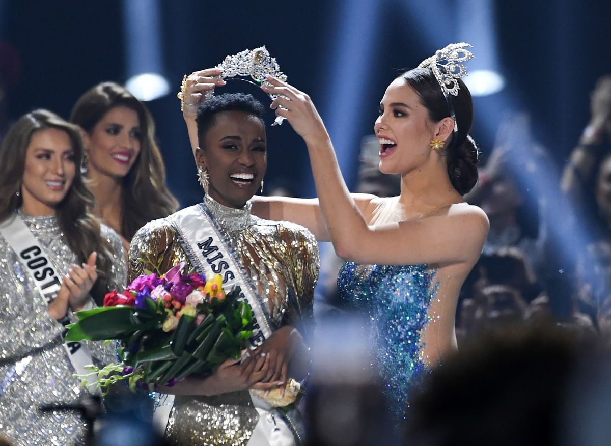 Miss Universe 2018 Philippines` Catriona Gray (R) crowns the new Miss Universe 2019 South Africa`s Zozibini Tunzi on stage during the 2019 Miss Universe pageant at the Tyler Perry Studios in Atlanta, Georgia on 8 December. Photo: AFP