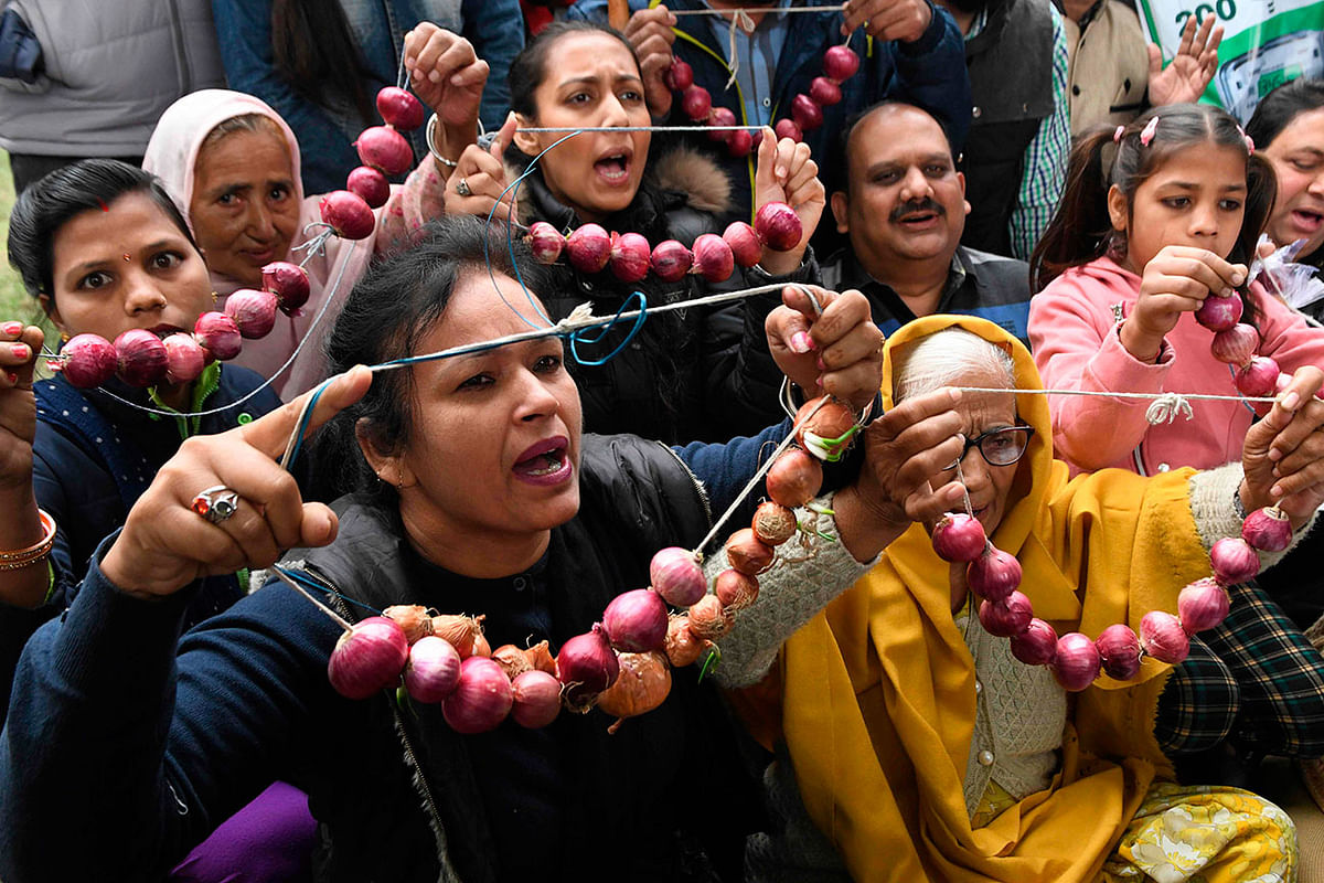 Aam Aadmi Party workers hold garlands of onions during a protest against the spiralling prices of onions in the country and the hike in electricity tariffs during a demonstration, in Amritsar on 9 December 2019. Photo: AFP