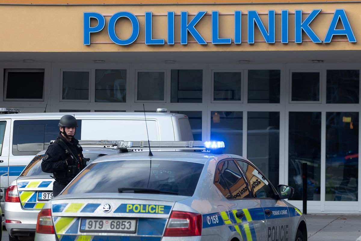 Policemen stand in front of the Faculty Hospital in Ostrava, eastern Czech Republic, after a gunman opened fire killing six people, on 10 December 2019. The man suspected of killing six people and injuring two in a Czech hospital on 10 December 2019 morning is dead after shooting himself in the head, police said in a tweet. Photo: AFP