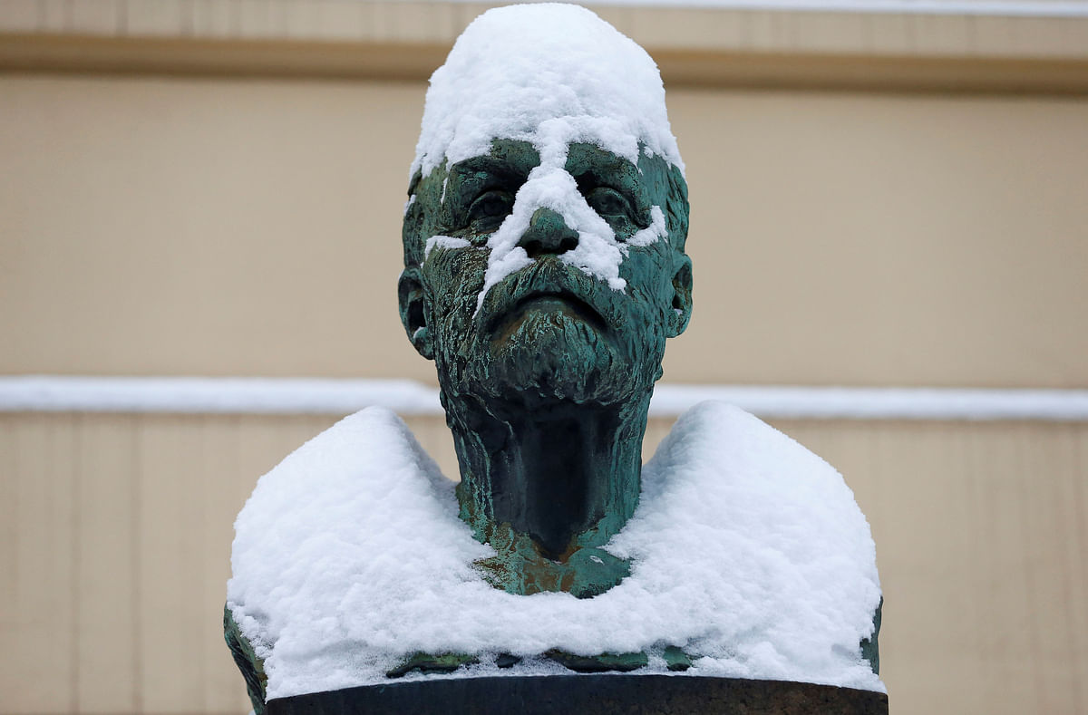 Snow is piled on the bust of Alfred Nobel outside the Norwegian Nobel Institute in Oslo on 9 December 2013. Photo: Reuters