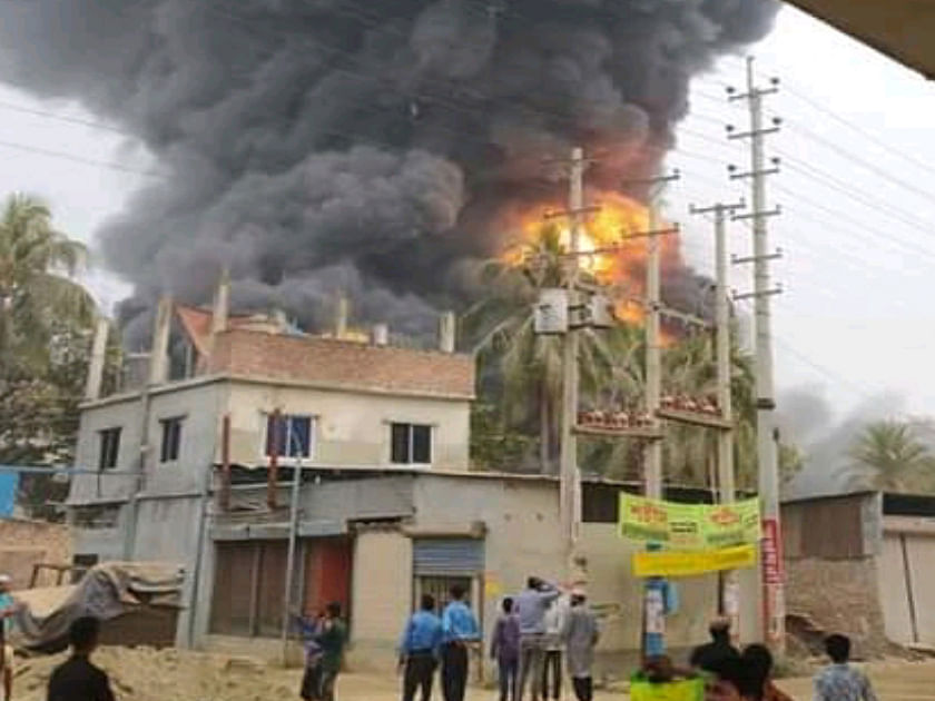 Fire broke out at a plastic factory at Hijaltola in Dakkhin Keraniganj on Wednesday. Photo: UNB