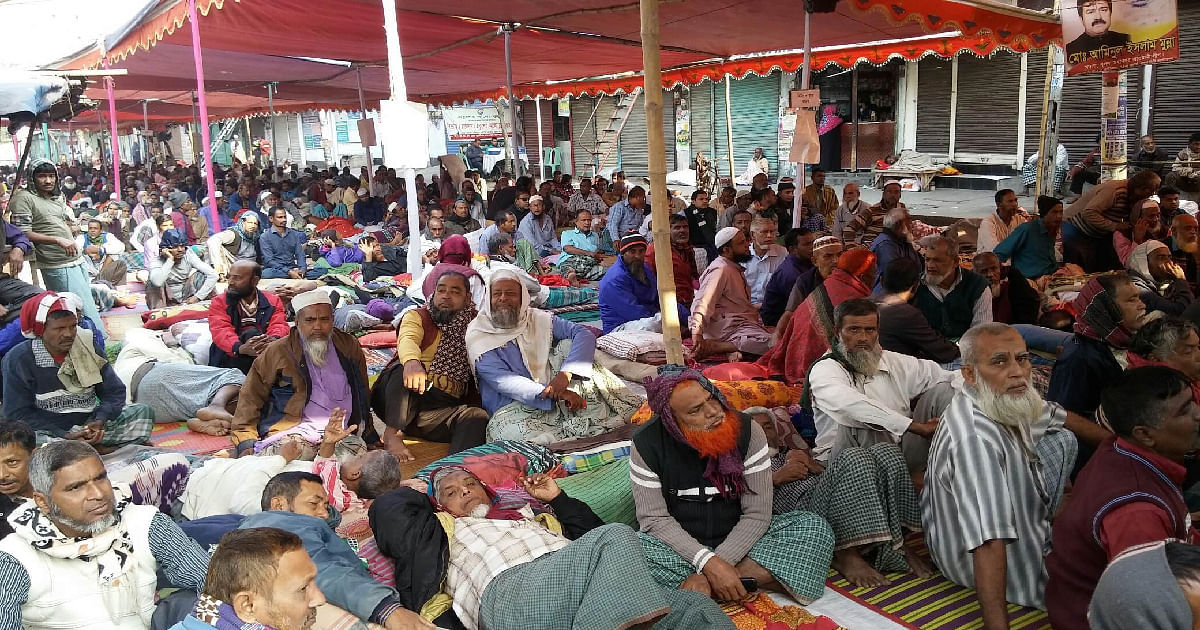 Jute mill workers fall sick in hunger strike. Photo: UNB