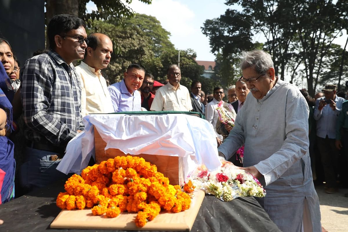 National professor Anisuzzaman pays his last tribute to renowned academic and former Dhaka University professor, Ajoy Roy, at the Shaheed Minar in the capital on 10 December 2019. Photo: Abdus Salam