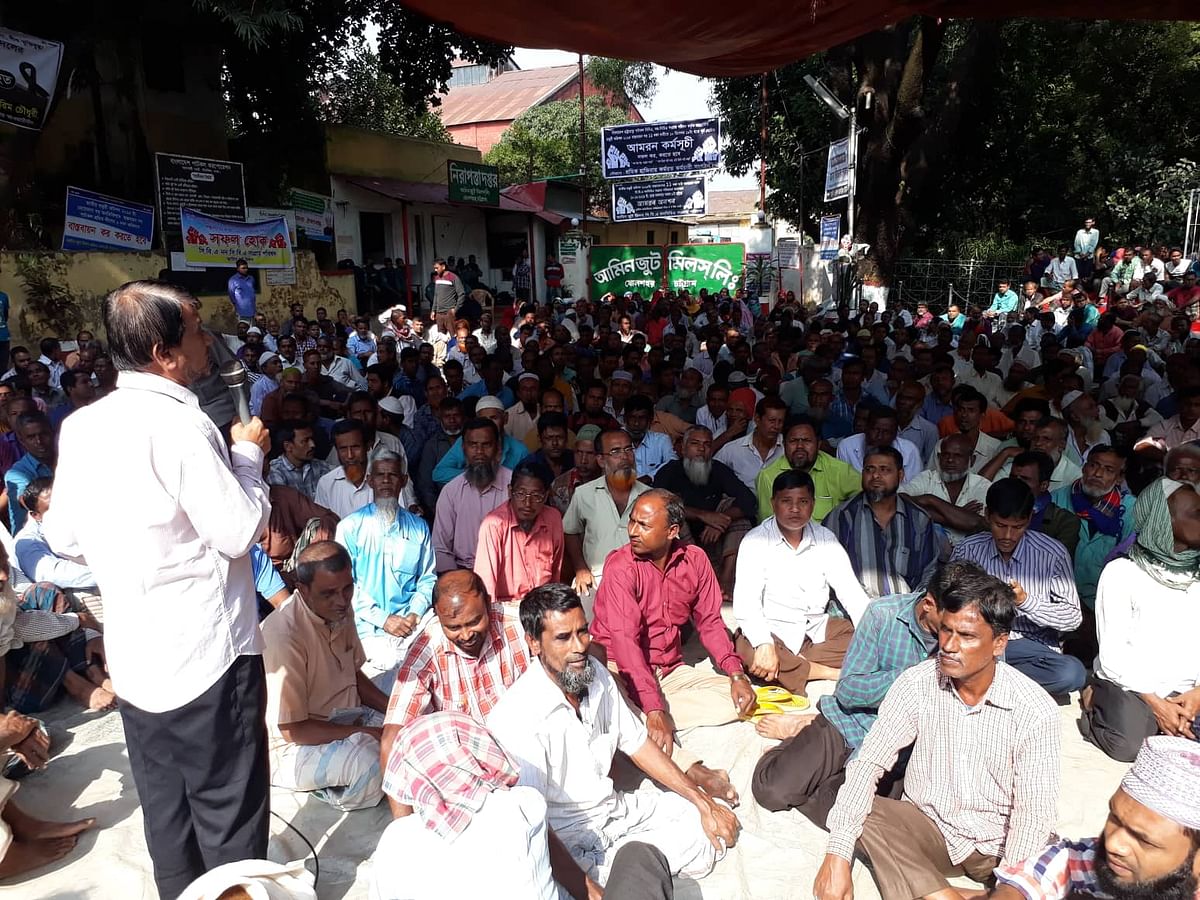 Workers of Amin Jute Mills in Chattogram stage a fast unto death demonstration demanding salary and remuneration on the premises of the mill on 10 December 2019. Photo: Jewel Shill