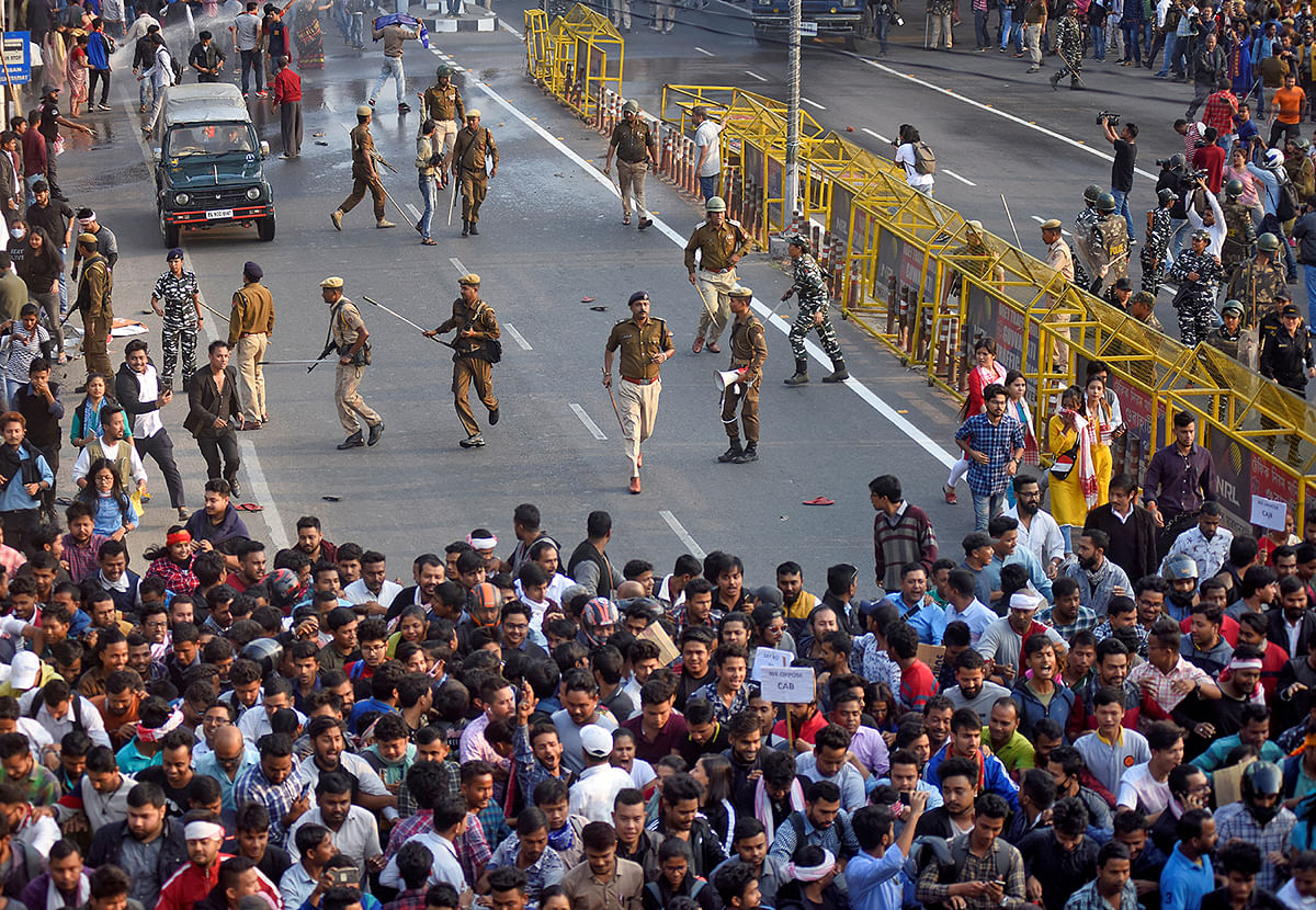Police chase away demonstrators during a protest against Citizenship Amendment Bill (CAB), that seeks to give citizenship to religious minorities persecuted in neighbouring Muslim countries, in Guwahati, India, 11 December, 2019. Photo: Reuters