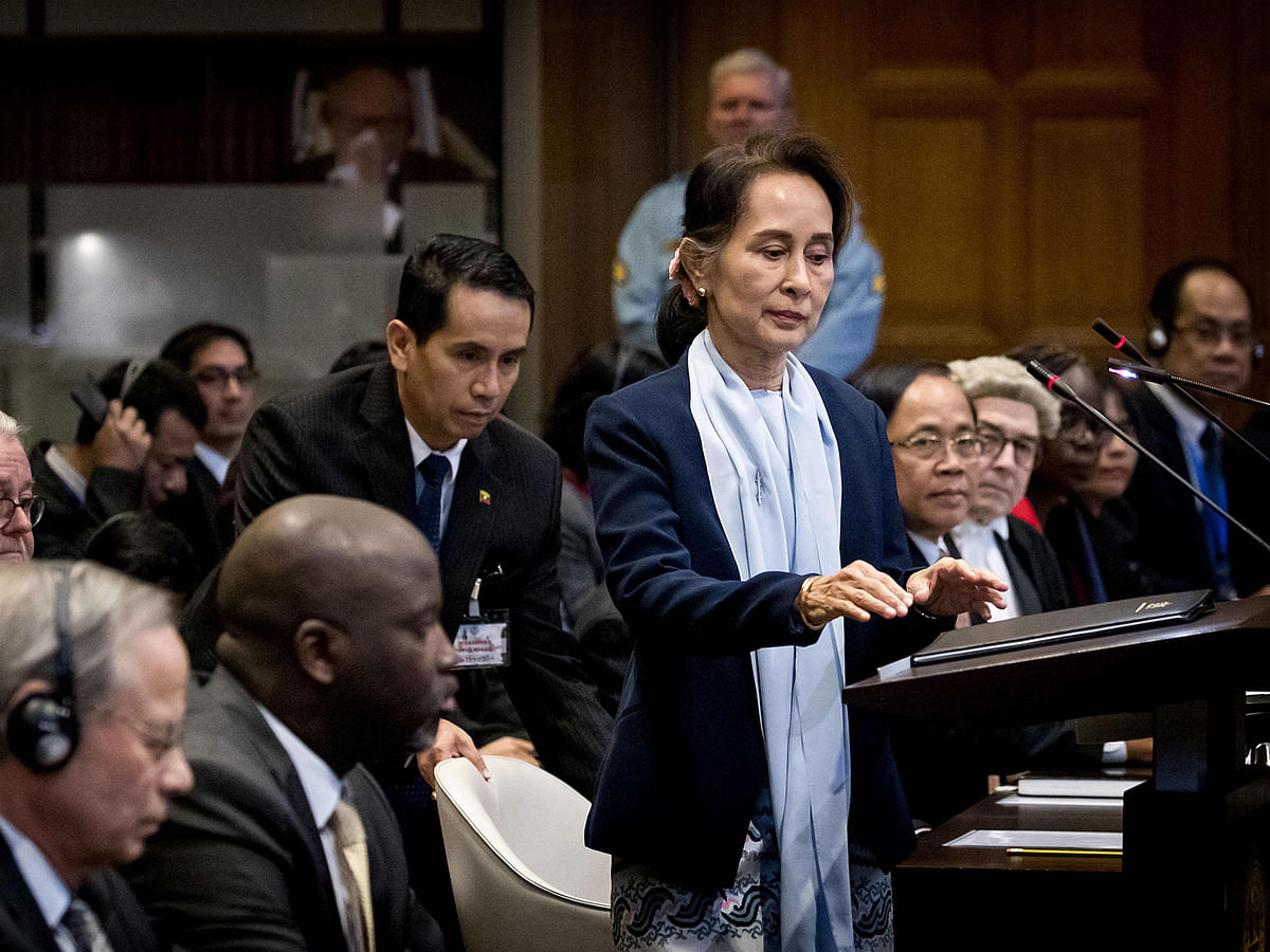 Myanmar`s State Counsellor Aung San Suu Kyi (R) stands before the UN`s International Court of Justice on 11 December 2019 in the Peace Palace of The Hague, on the second day of her hearing on the Rohingya genocide case. Photo: AFP