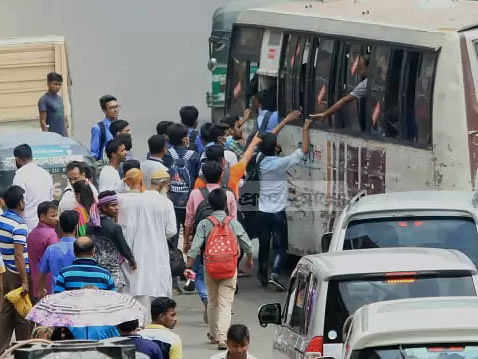 Passengers try to get into a bus. Prothom Alo File Photo