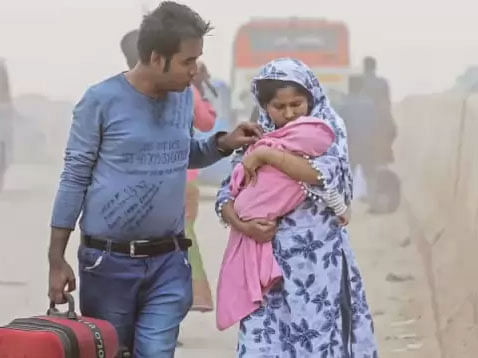 Man and his wife with a baby walks in dangerously polluted air in Dhaka. Prothom Alo File Photo